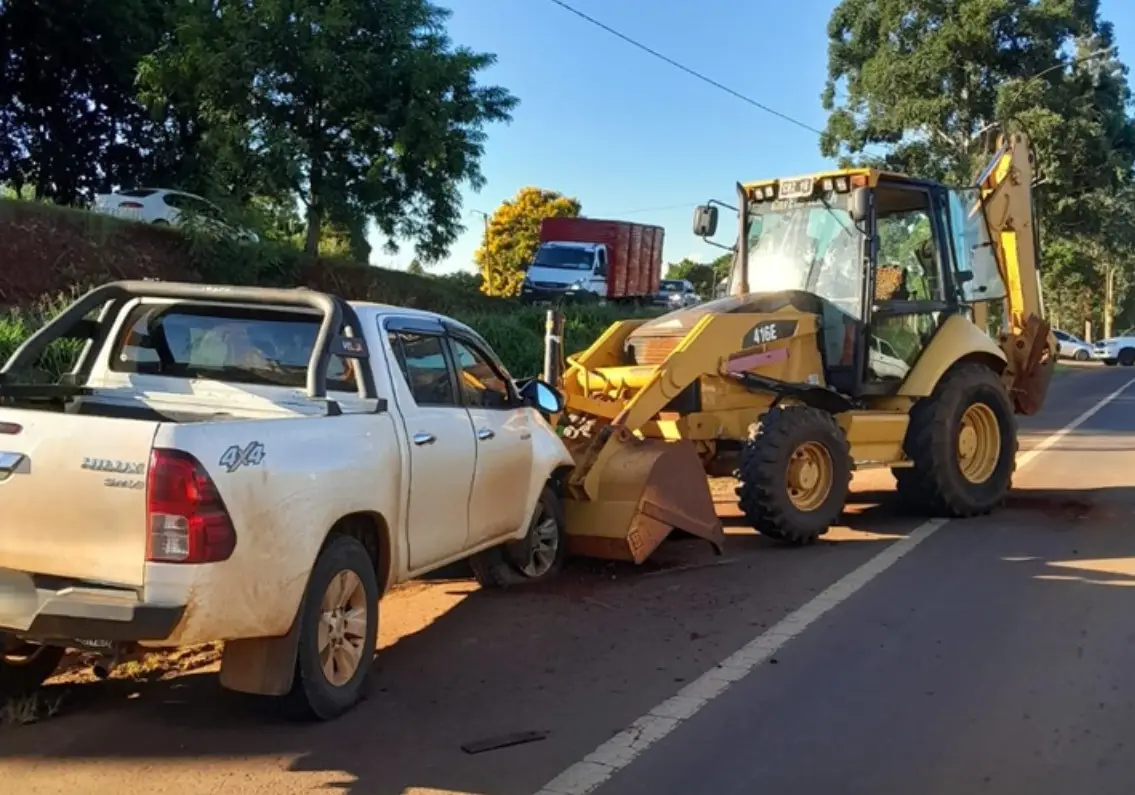 Choque entre camioneta y retroexcavadora dejó un herido