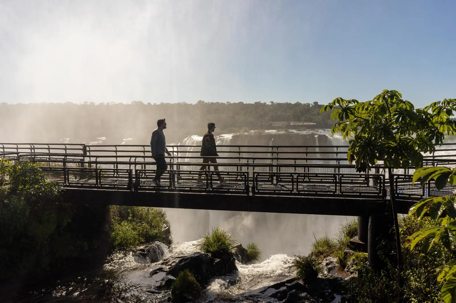 Desmienten que las Cataratas del Iguazú estén cerradas por la crecida del río