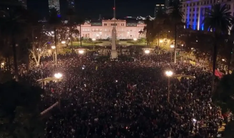 Multitudinaria "misa ricotera" en Plaza de Mayo y en todo el país