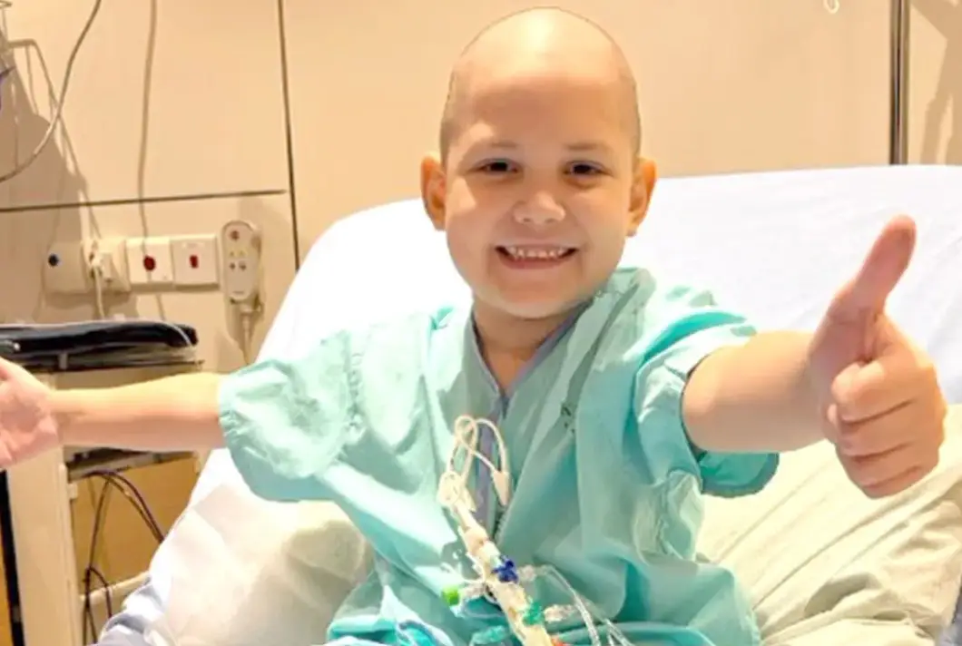Santino recibió el alta tras dos meses en Singapur