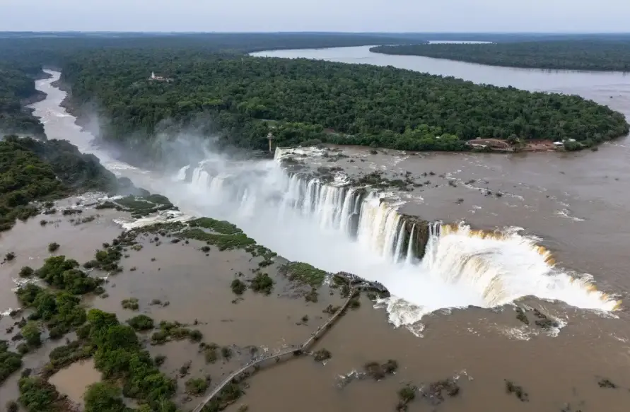 Por crecida del rio Uruguay cerraron el circuito de la Garganta del Diablo