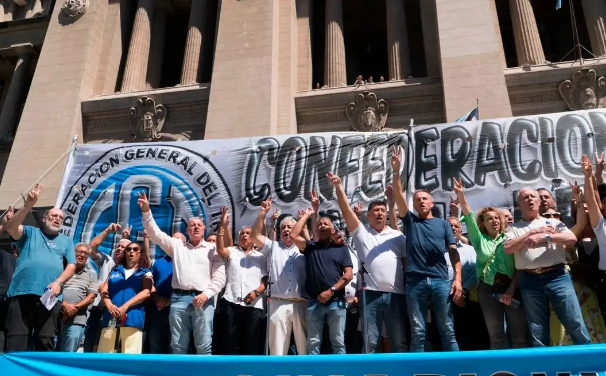 La CGT, las CTA y movimientos sociales marchan al Congreso junto a los jubilados