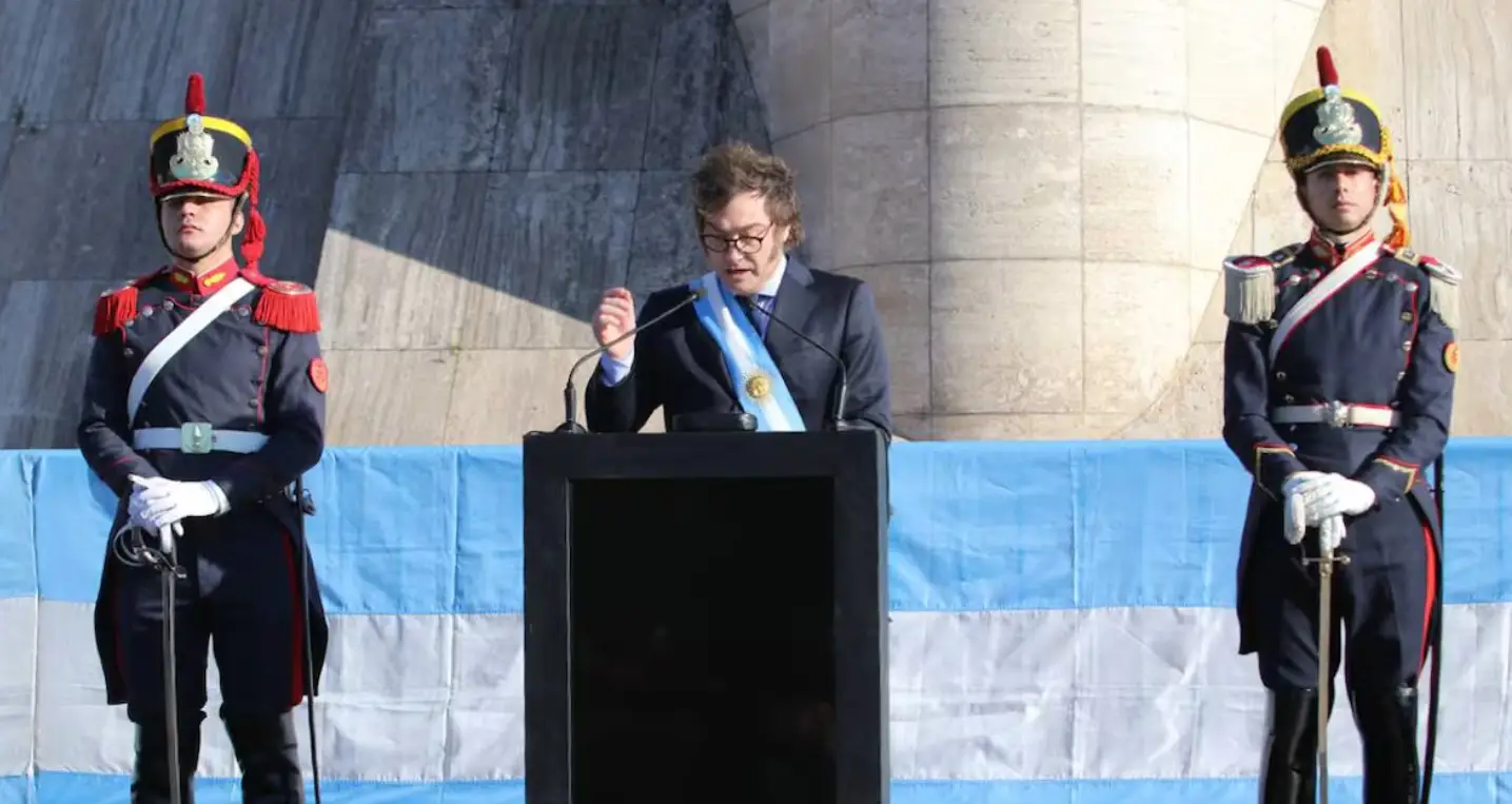 Milei cerca de Adorni y lejos de Villaruel en el acto por el Día de la Bandera