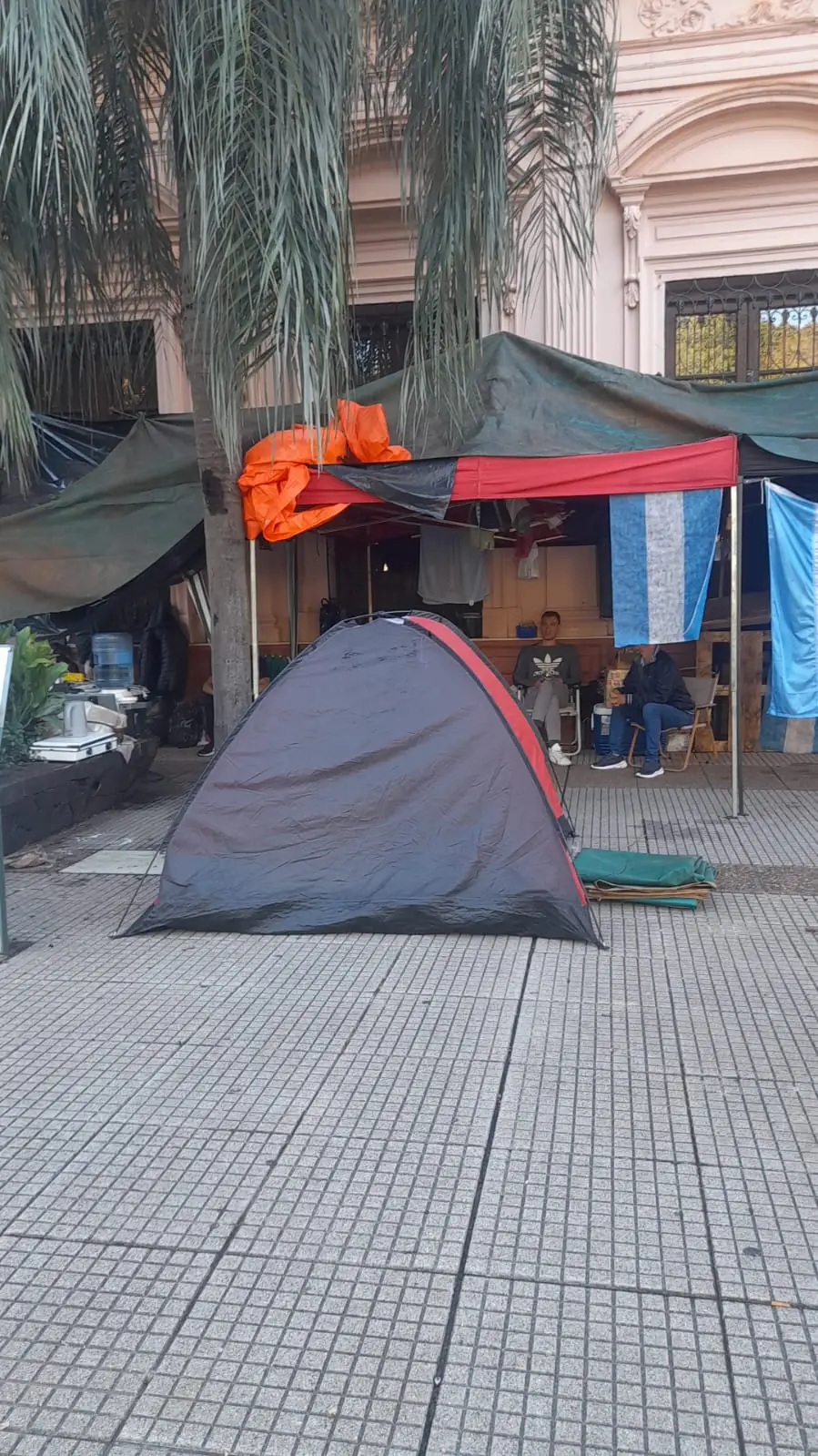 Expolicías llevan una semana encadenados frente a Gobernación