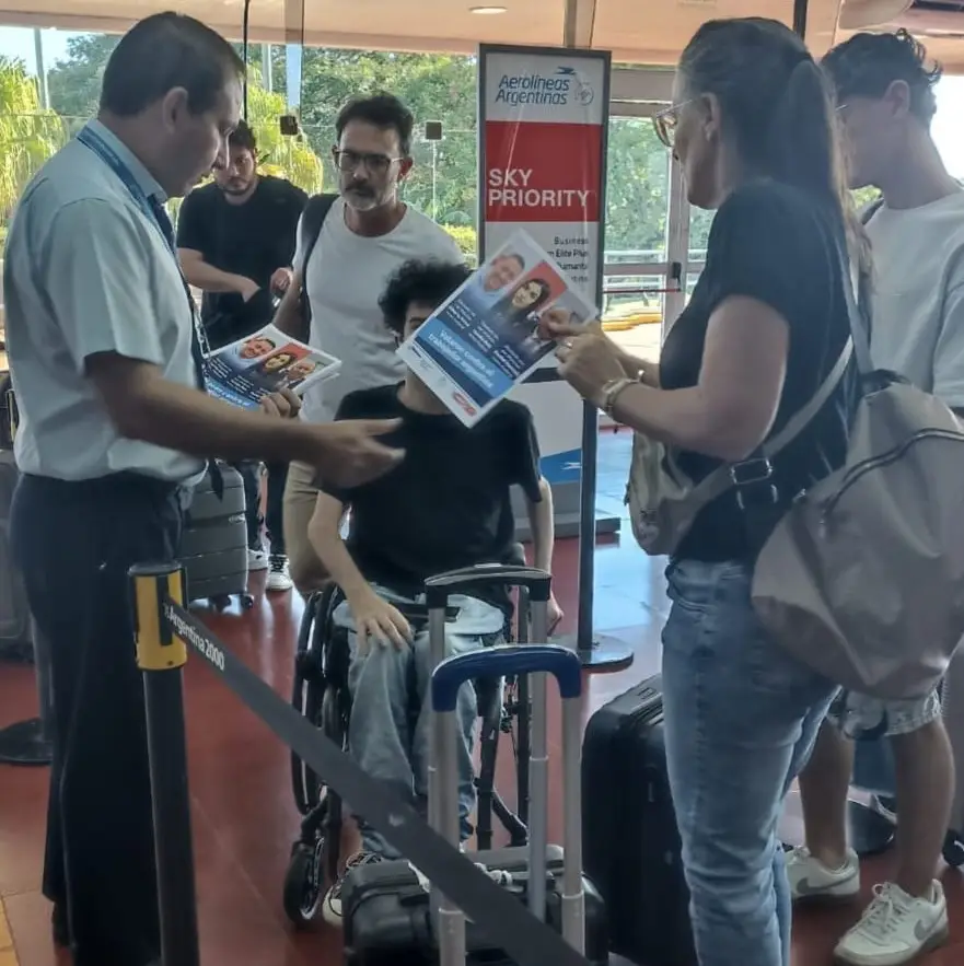 “Panfleteada” del personal aeronáutico en Posadas