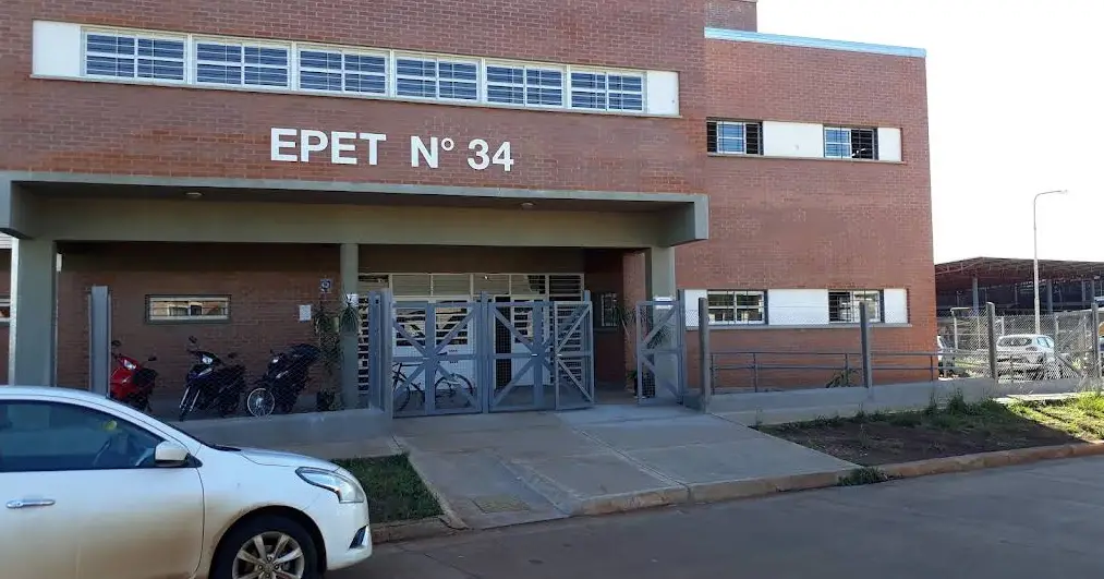 Un joven sin título docente, cobra como profesor terciario