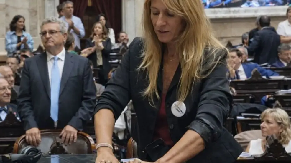 Tras el escándalo en diputados, piden la expulsión de Carignano