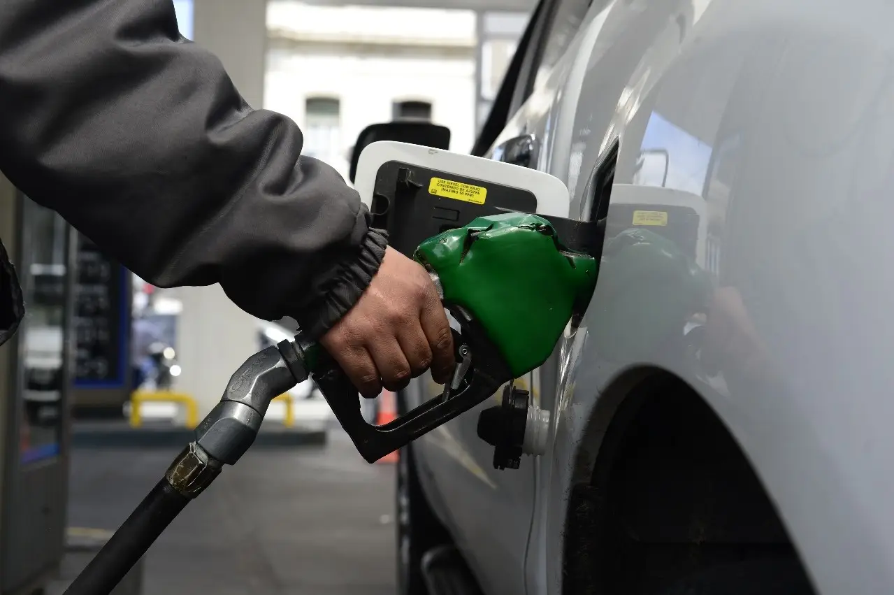 La venta de combustibles sufrió en noviembre su mayor retroceso en 2025