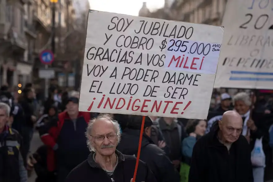 Feministas, personas con discapacidad y profesionales se suman a la marcha de los jubilados