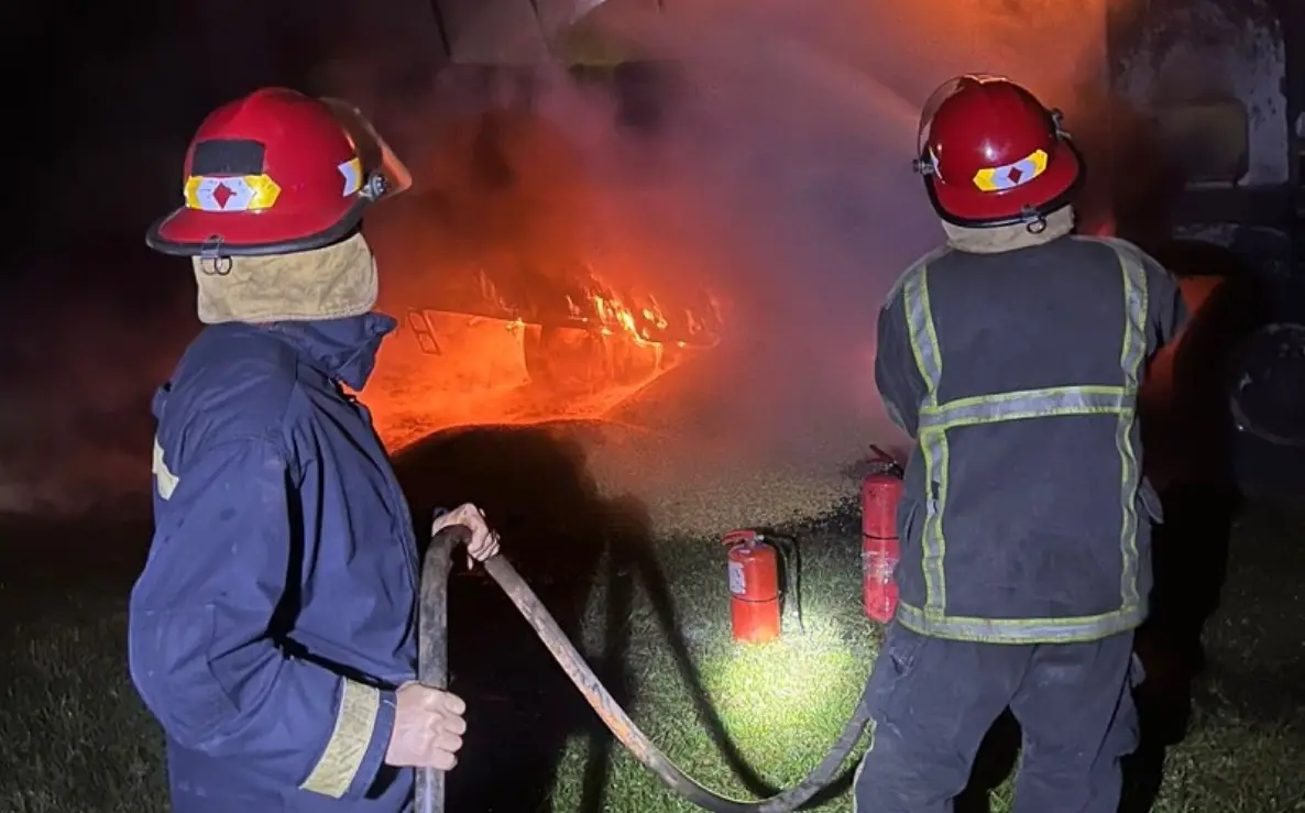 Se incendió un camión con 30 toneladas de maíz en Ruta 14