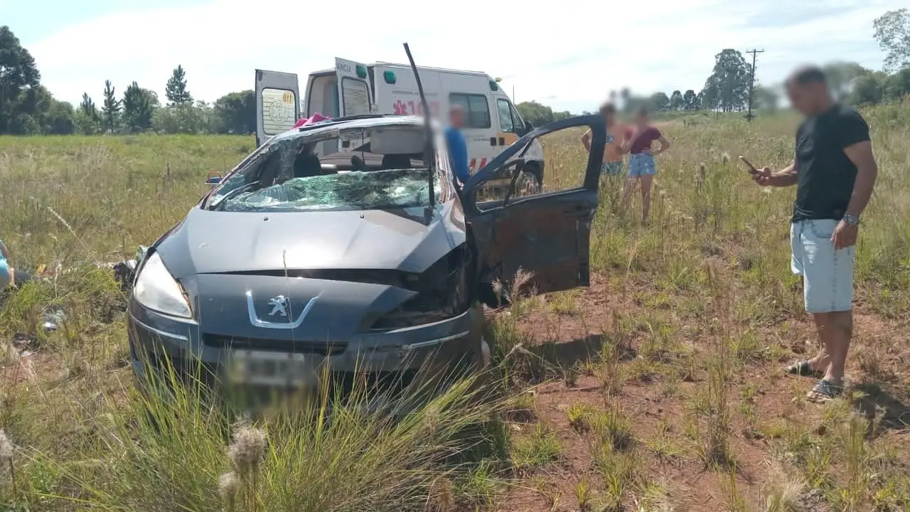 Permanece internada la conductora herida en despiste
