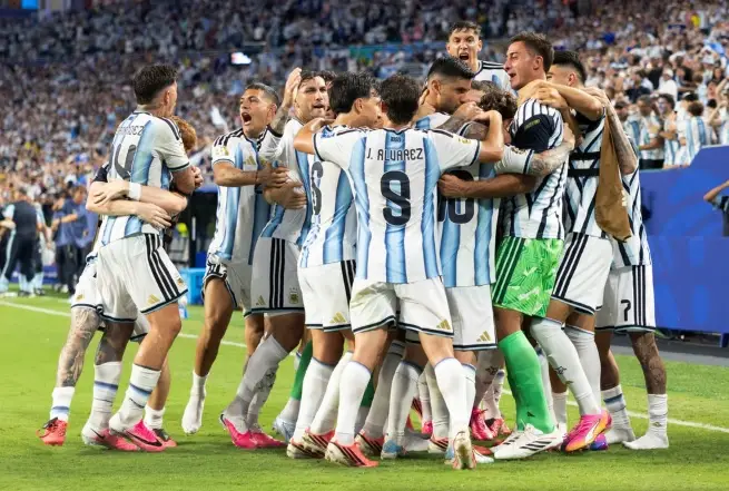 Argentina venció en un partido durísimo a Cabo Verde y se metió en los octavos