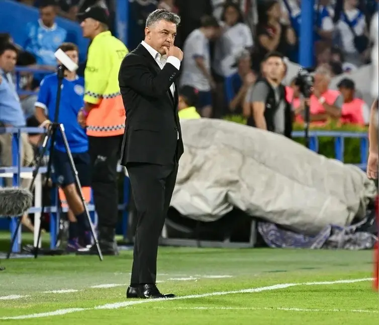 Aseguran que Gallardo analiza su renuncia tras la derrota ante Vélez