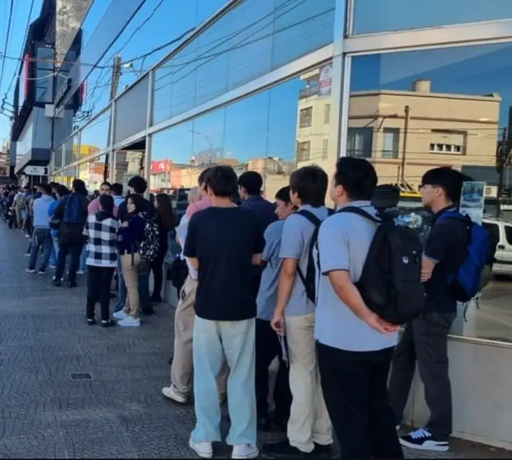 Larga fila de jóvenes por una oportunidad laboral