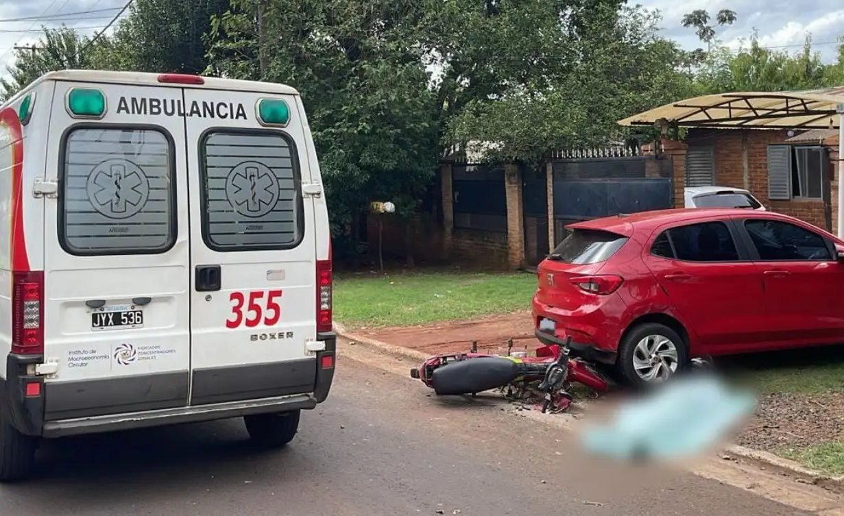 Motociclista murió tras chocar contra un auto estacionado
