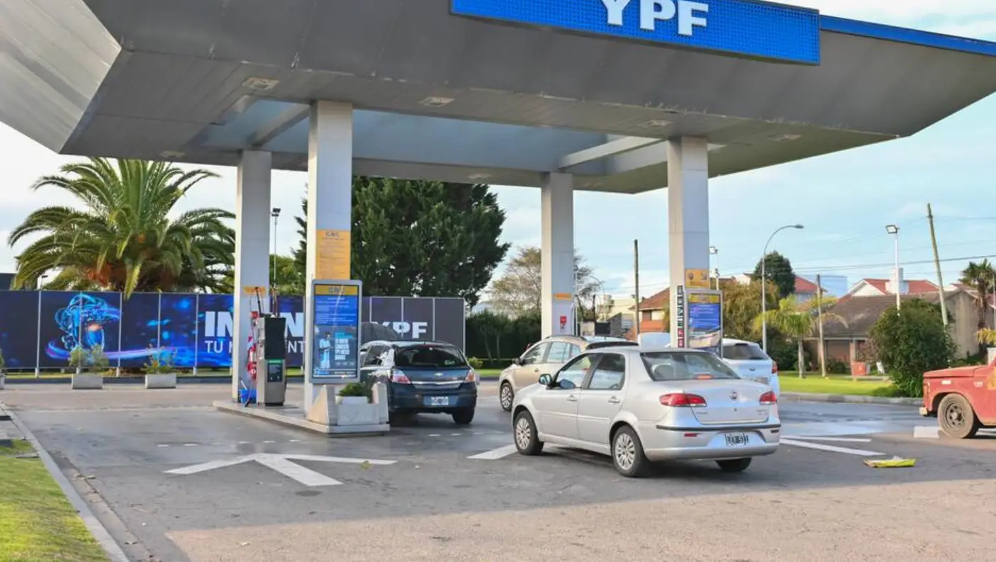 CEO de YPF explicó qué pasará con los precios de la nafta tras la suba del petróleo