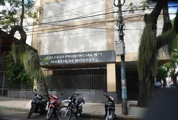 Preceptor denunciado por acoso, no figura con licencia