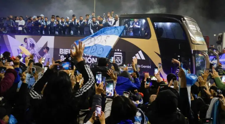 Una multitud recibió con emoción a la selección de fútbol