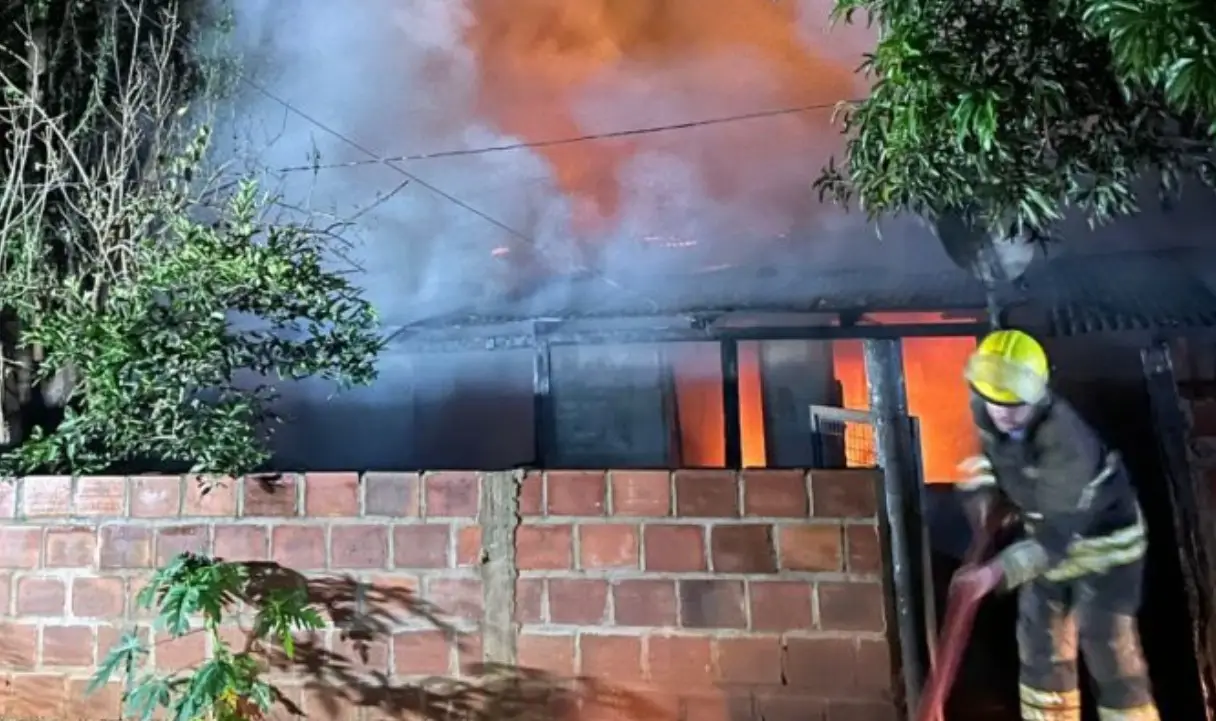 Incendio destruyó una vivienda en Jardín América