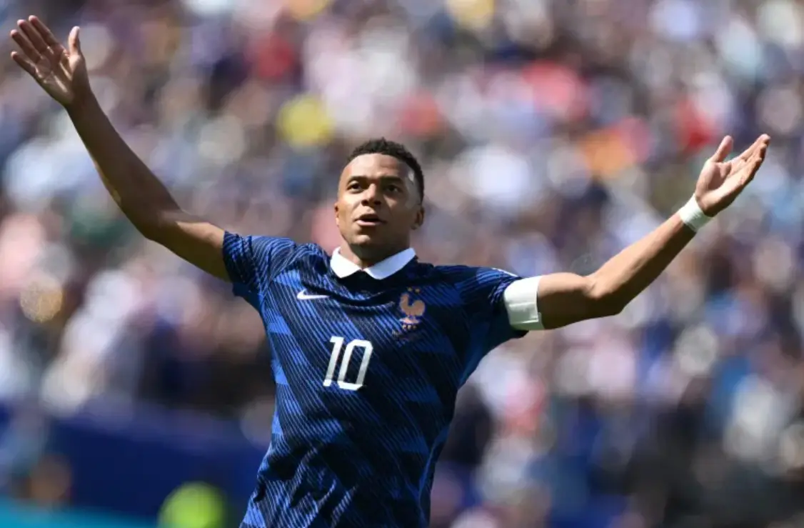 La Francia de Mbappé goleó a Irak y se clasificó a la siguiente ronda