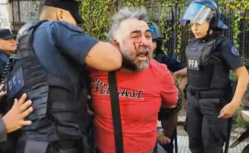 La Policía Federal agredió y detuvo a un camarógrafo de A24