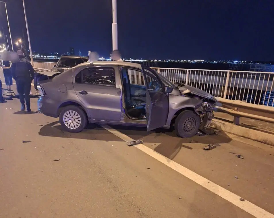 Choque de autos en el acceso sur: un conductor herido