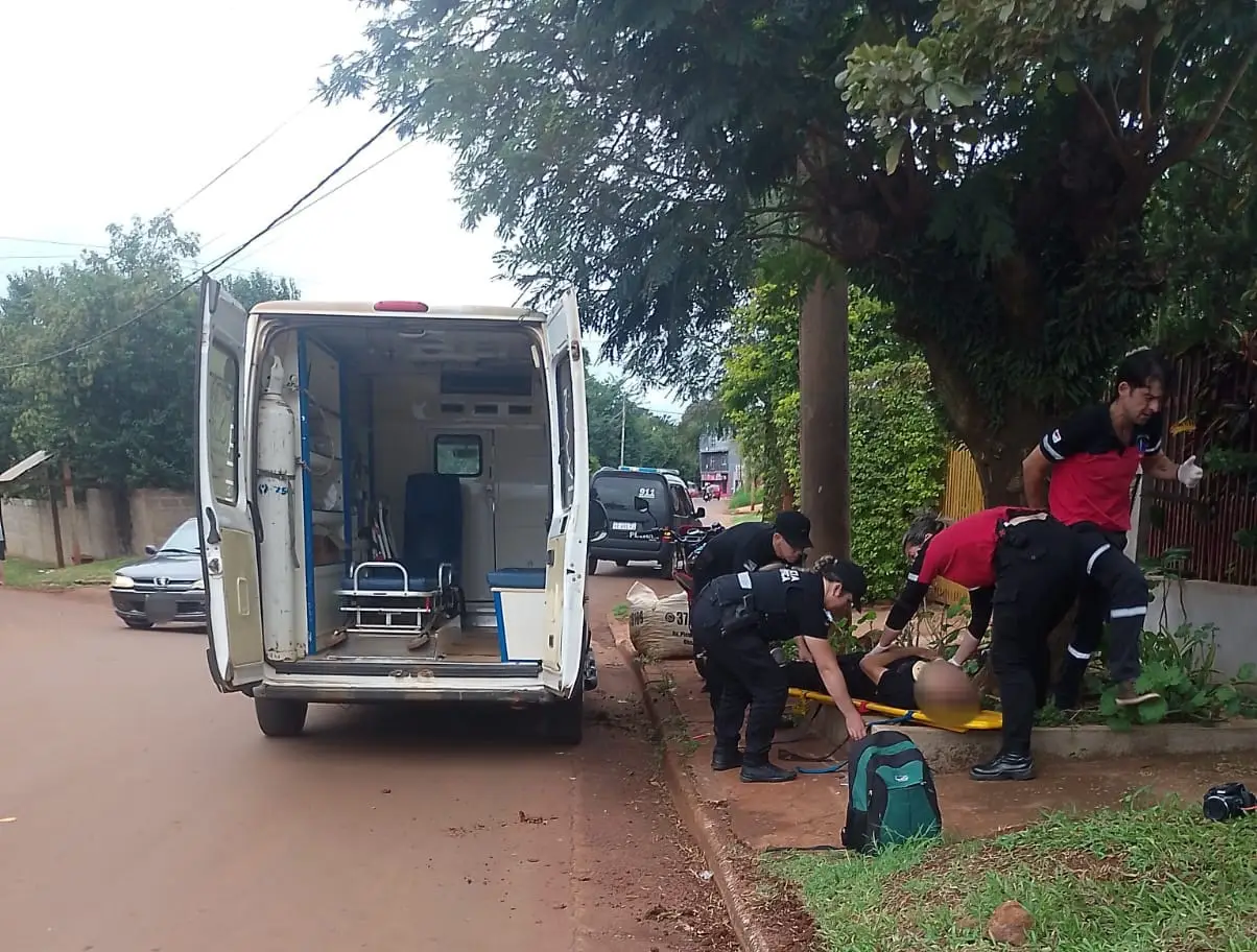 Un hombre despistó con su motocicleta y sufrió una fractura