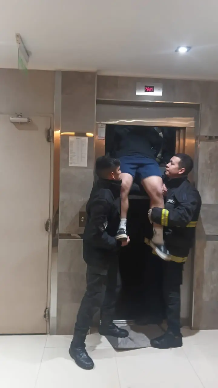 Posadas: rescataron a jóvenes que quedaron atrapados en un ascensor