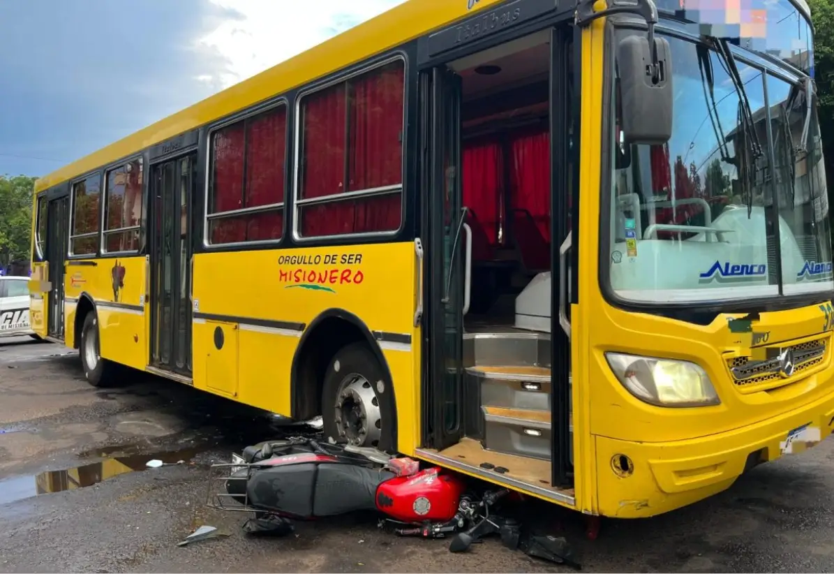 Siniestro vial entre un colectivo y una moto dejó un lesionado