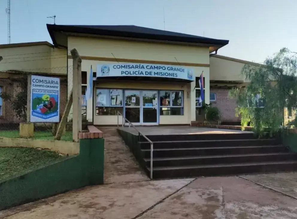 Entró a una comisaría empapada en alcohol y se prendió fuego