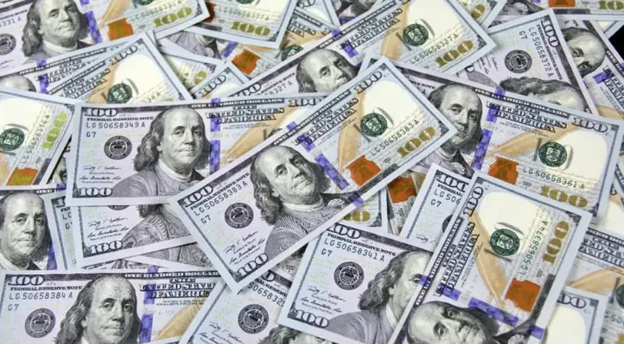 Dólar bajo presión: subió por cuarta semana y en bancos superó los $1.300