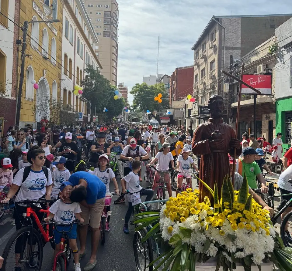 Multitudinaria bicicleteada solidaria del Roque González