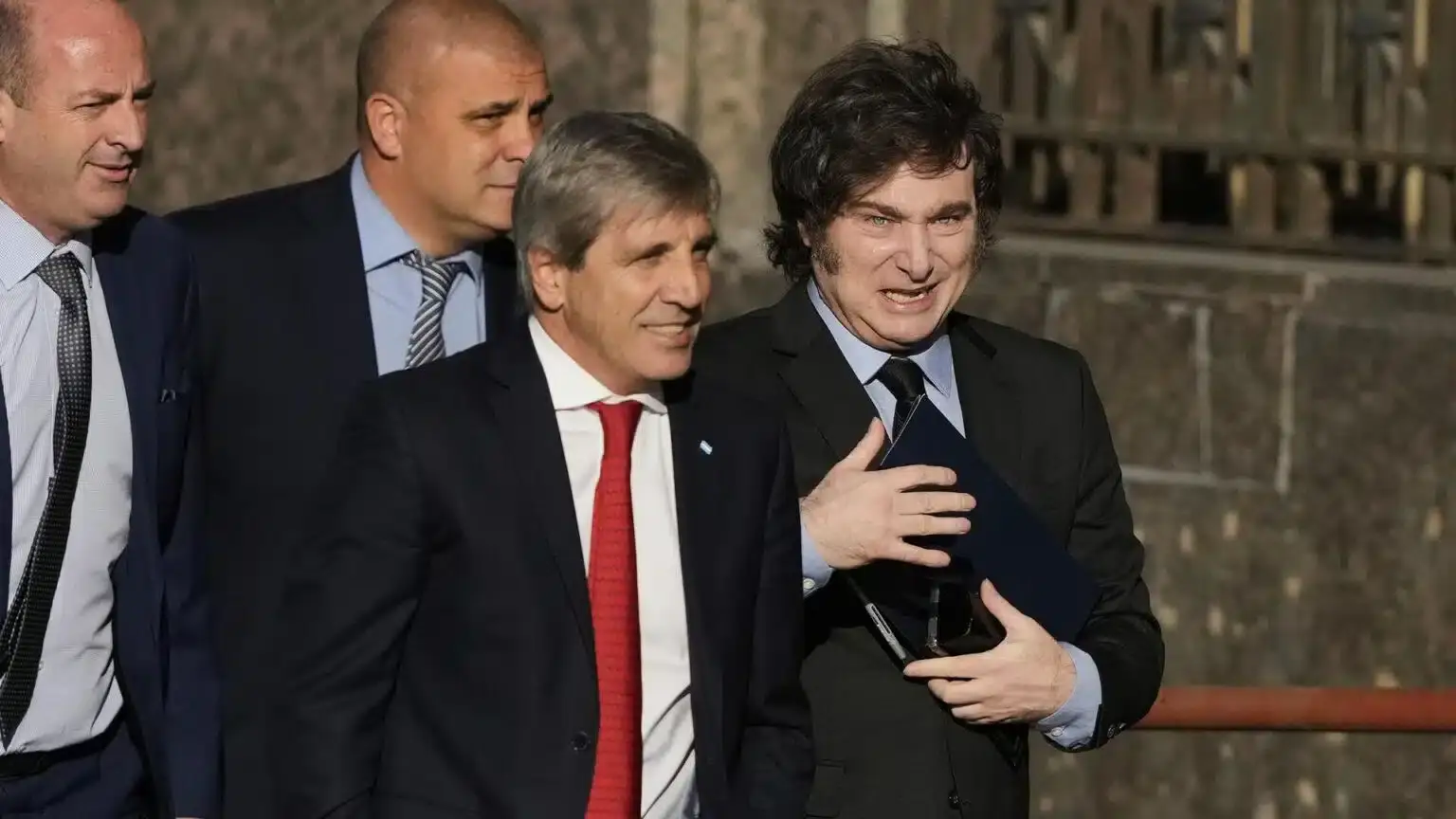 “Toto” Caputo quemó USD 241 millones para contener al dólar