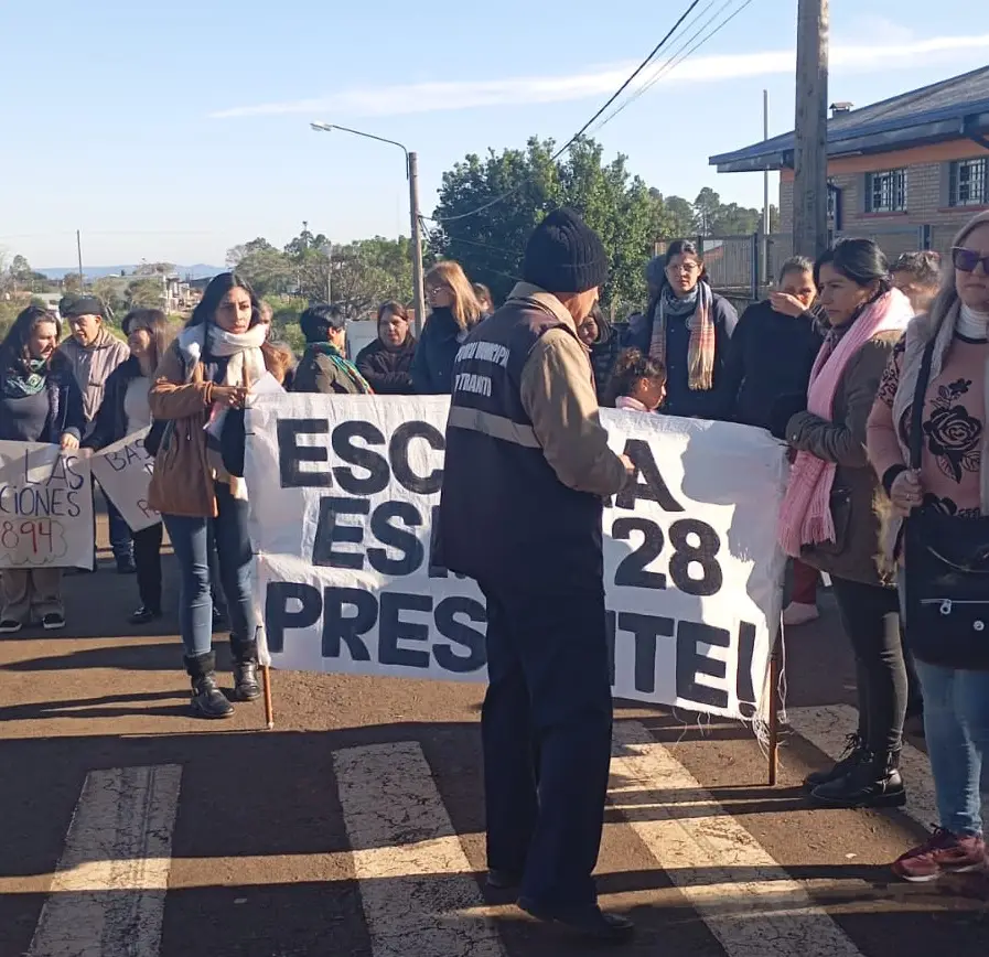 La comunidad de la Escuela Especial 28 marcha en Irigoyen