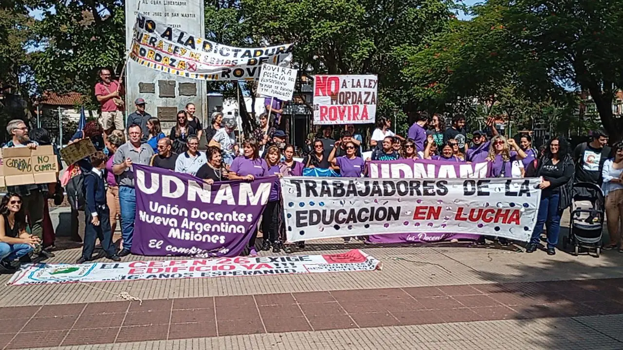 Movilización de docentes de Misiones, en reclamo por salarios dignos