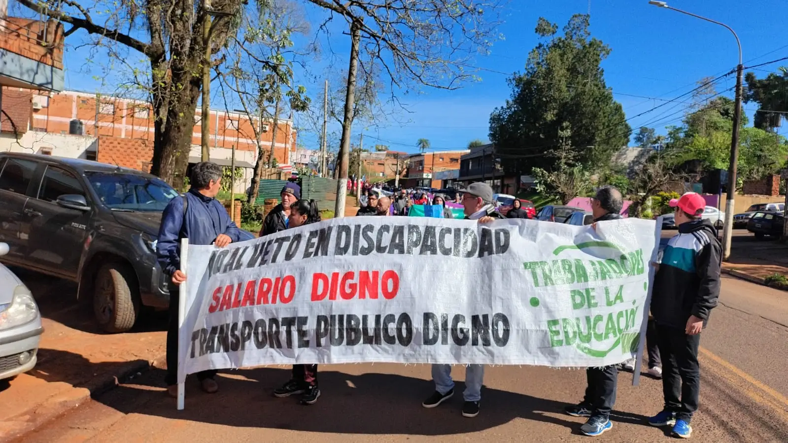Docentes se movilizan a Eldorado en el marco del paro de 48 horas