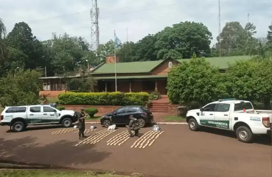 Escapaba de la Policía y abandonó su auto con 126 kilos de marihuana
