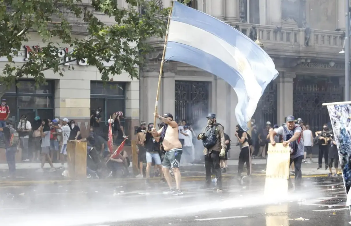 Incidentes y explosiones en las afueras del Congreso