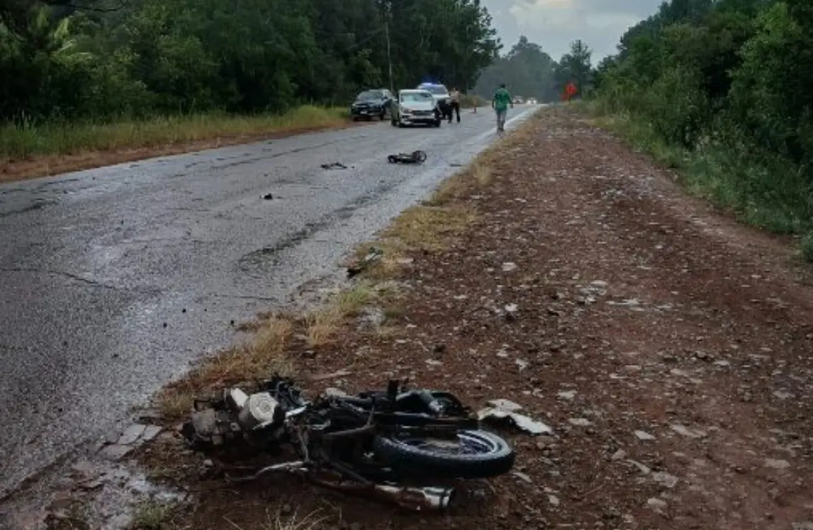 Colisión entre un auto y una moto dejó una persona fallecida en Roca