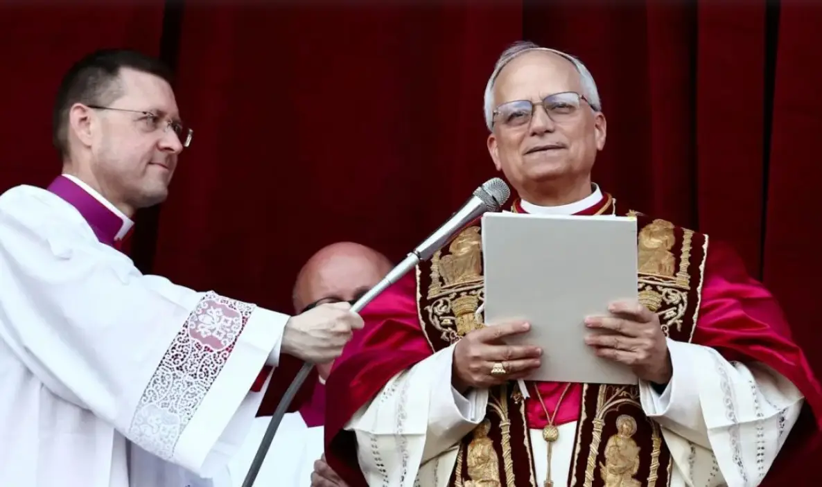 En su primer discurso, León XIV recordó a Francisco y saludó a Perú