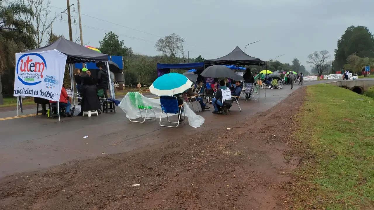 Docentes del FTEL reclaman una recomposición salarial, con una protesta sobre la ruta 12 en Jardín América