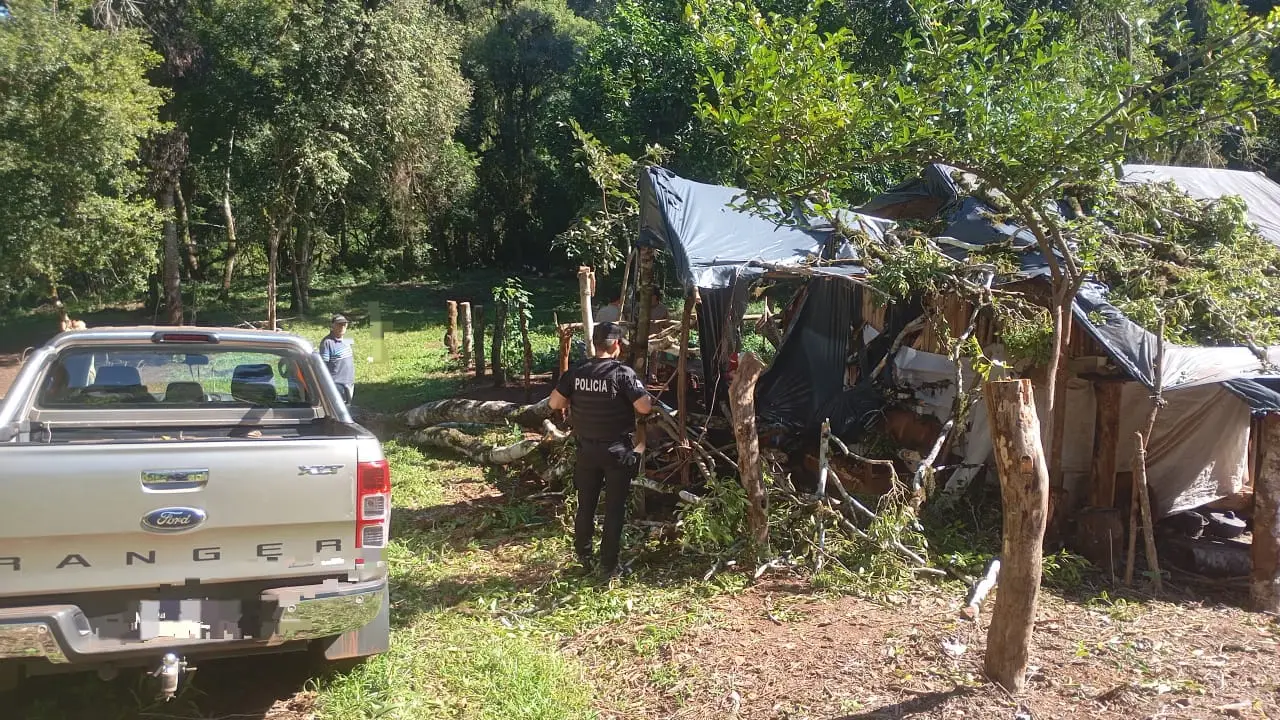 Falleció un hombre tras caer un árbol sobre una casa