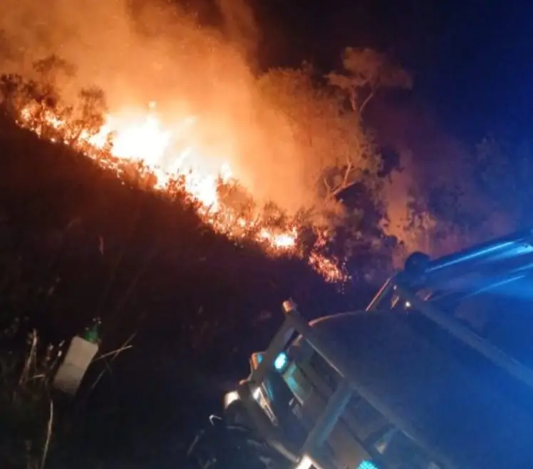Incendio en el cerro Santa Ana puso en riesgo una escuela, un CAPS y viviendas