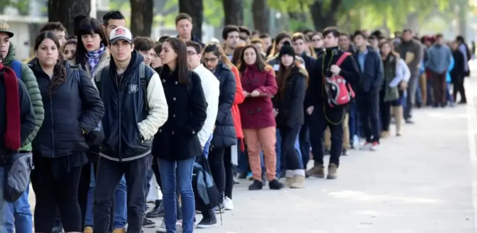 Cae el empleo formal y el salario mínimo ya vale menos que en 2001