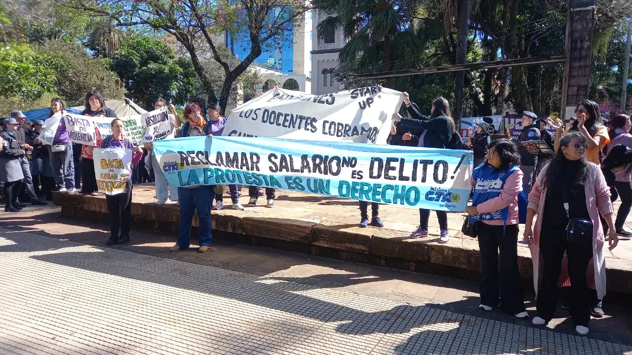 Docentes reclaman sueldos dignos frente a la Gobernación