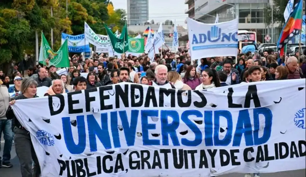 “El incremento salarial a los universitarios, está muy por debajo de la inflación”