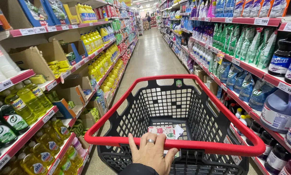 El consumo sigue en caída libre: se derrumbó un 3,2%
