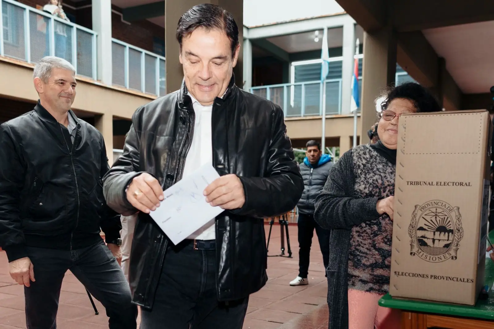Rovira votó en una jornada electoral tranquila
