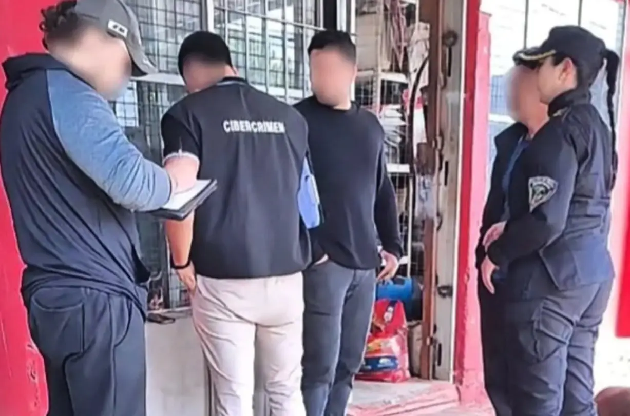 Arrestan a un preceptor por acoso digital a sus alumnas