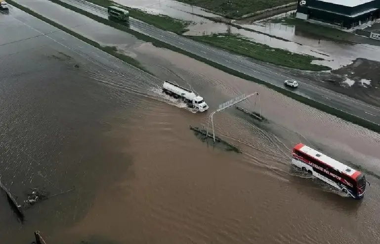 Colectivos varados en medio del temporal en Buenos Aires